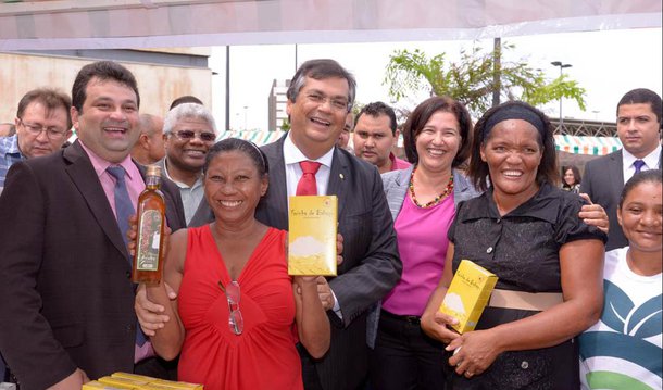 O governador Flávio Dino anunciou ações da Secretaria de Estado da Agricultura Familiar (SAF) para o ano de 2016, com o lançamento do calendário das Agritecs (Feira de Agricultura Familiar e Agrotecnologia do Maranhão), a entrega do cartão Mais Agricultura Familiar, apoio às Feiras da Agricultura Familiar, além da entrega de carros e tratores para execução de políticas de inclusão produtiva rural das famílias em situação de extrema pobreza; a solenidade aconteceu, no Palácio Henrique de La Rocque; “Nós temos a preocupação de garantir que esse processo chegue até o momento de expansão da produção, não só para que a família possa retirar o seu sustento, mas possa retirar daí também o seus excedentes que sejam comercializáveis, portanto agregando renda às famílias”, disse