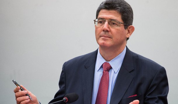 Declaração teria sido feita pelo ministro da Fazenda em entrevista ao El País na noite de quarta-feira 2; a íntegra da entrevista será publicada no próximo domingo pelo jornal espanhol; afirmação é feita em meio a especulações na mídia do Brasil sobre o desgaste de Joaquim Levy no governo da presidente Dilma Rousseff e supostos desentendimentos sobre a proposta orçamentária de 2016; nesta quinta-feira, ele cancelou uma viagem para a Turquia para se reunir com Dilma e o ministro do Planejamento, Nelson Barbosa; Levy teria reclamado de 'isolamento' com Dilma