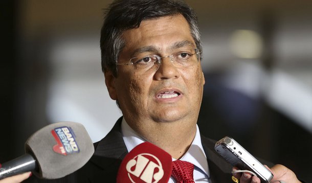 O governador do Maranhão, Flávio Dino (PCdoB, afirmou que o processo de impeachment contra a presidente Dilma reflete "os interesses da elite econômica deste País, dos mais ricos, daqueles que não defendem e não concordam com as políticas de democratização do acesso ao poder, ao conhecimento e à riqueza"; "Se eles estão cometendo esse ato político, é claro que é para beneficiar, em primeiro lugar, seus próprios interesses, que são contraditórios em relação aos interesses da maioria do povo"; o chefe do executivo reafirmou que "o fascismo é um demônio que quando sai da garrafa é difícil fazer com que ele retorne. Ele costuma contaminar não só a vida política, mas também outros aspectos da vida social"