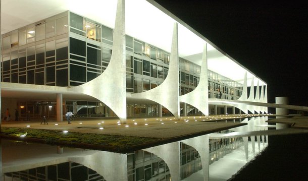 Entre conformados e indignados, servidores do Palácio do Planalto estão há dias se preparando para a troca temporária de governo que pode ocorrer nestes dias, quando os senadores votarão o parecer favorável à continuidade do processo de impeachment da presidente Dilma Rousseff; desde o último dia 17 de abril, quando a Câmara dos Deputados aprovou a admissibilidade do processo, as primeiras gavetas de salas e gabinetes começaram a ser esvaziadas