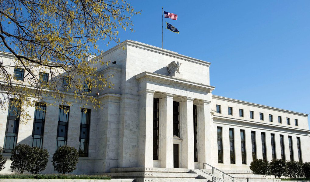 Federal Reserve (Fed) norte-americano decidiu nesta quarta-feira, 27, manter inalteradas as taxas de juros de referência, entre os 0,25% e os 0,50%; em comunicado, após reunião de dois dias do comitê de política monetária, o Fed argumenta a decisão com o fato de o crescimento econômico se ter mantido "moderado" nos Estados Unidos e considerando que a inflação vai continuar baixa "no curto prazo"