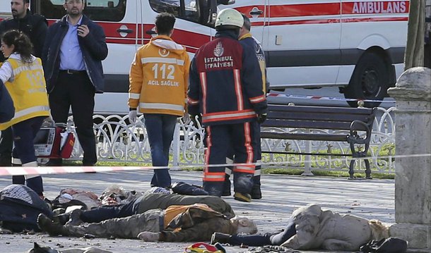 É alta a probabilidade de militantes do Estado Islâmico serem os responsáveis pela explosão no bairro histórico de Sultanahmet, em Istambul, que matou ao menos 10 pessoas nesta terça-feira, disseram à Reuters duas autoridades do setor de segurança da Turquia; país participa da coalizão junto com os Estados Unidos no combate ao Isis na Síria