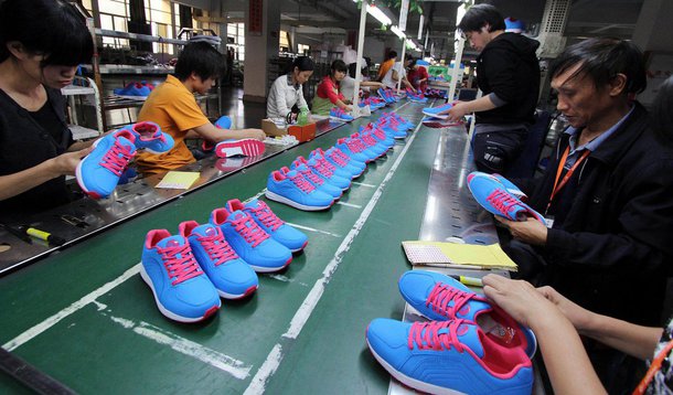 O crescimento do índice de produção industrial da China, que mede a atividade nas fábricas, oficinas e minas do país, caiu para o nível mais baixo dos últimos seis meses em outubro, anunciou o Gabinete Nacional de Estatísticas; a taxa foi 5,6%, ligeiramente abaixo da marca de 5,7% registrada em setembro