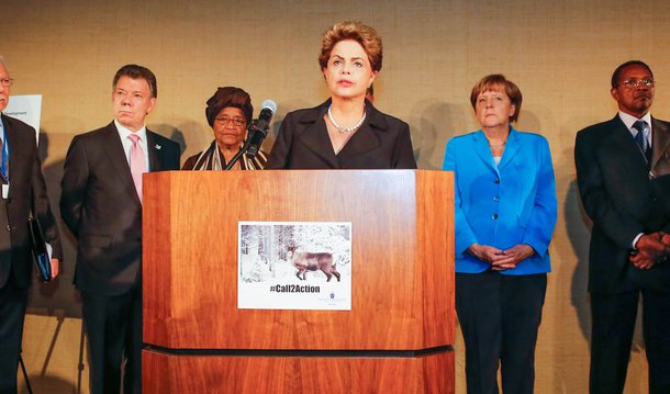 A presidenta Dilma Rousseff disse nesta sexta (25) que será “uma boa meta” a proposta nacional de redução de emissões de gases de efeito estufa que será levada, em dezembro, à 21ª Conferência das Partes da Convenção-Quadro sobre Mudança do Clima (COP21), em Paris; “O Brasil sempre dá sua contribuição. É uma meta numérica. É bom a gente lembrar que somos um país muito especial nessa área. Reduzimos em 82% o desmatamento. Temos uma matriz energética que tem hidrelétricas solar, eólica e de biomassa. Nosso plano agrícola e pecuário prevê todo um financiamento para agricultura de baixo carbono”, afirmou Dilma a jornalistas, em Nova York
 