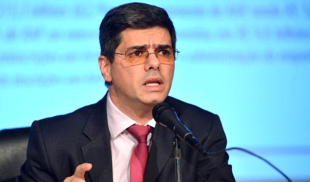 Secretário do Tesouro Nacional, Otávio Ladeira, disse que se a meta fiscal para 2016 não for revista não há espaço para ampliar o programa Bolsa Família em R$ 1 bilhão como previsto no orçamento; "Esse assunto [reajuste do programa] poderá ficar para quando a nova meta [fiscal] for aprovada", afirmou; O aumento é considerado difícil de ser viabilizado uma vez que o governo acumula déficit de R$ 18 bilhões apenas no primeiro trimestre deste ano.; meta de superávit primário estabelecida para este exercício é de R$ 24 bilhões; reajuste vem sendo analisado pela presidente Dilma Rousseff que pensa em ampliar o benefício antes do julgamento do processo de impeachment pelo Senado