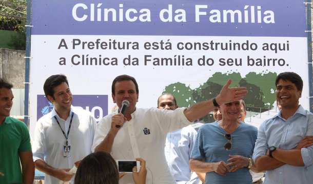 O prefeito Eduardo Paes iniciou a construção da Clínica da Família do Itanhangá, na comunidade Muzema, zona oeste, que beneficiará 21 mil moradores da região; o local conta, por exemplo, com salas de ultrassonografia, raio-x, observação clínica, consultórios, saúde bucal, auditório, farmácia, almoxarifado e academia carioca; os pacientes poderão retirar gratuitamente medicamentos e insumos de uma grade de 208 itens da Atenção Primária; segundo o executivo, em 2008 o Rio era a capital com pior cobertura de saúde, tendo apenas 3,5% atendidos pela Estratégia de Saúde da Família (ESF); atualmente, mais de 50% da população é coberta pela ESF; a meta é alcançar cobertura de 70% até o fim de 2016
 
 