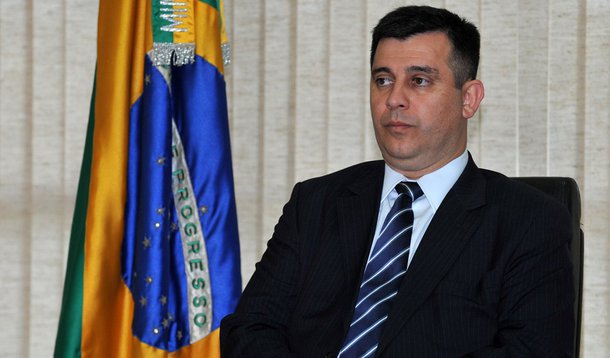 "Afastar e punir o chefe da Polícia Federal, Leandro Daiello, é o primeiro passo para preservar o regime democrático. A Polícia Federal não constitui um poder em si mesmo, assim como o Exército. Caso contrário, a constituição preveria um quarto poder, o Poder Policial. Mas não é assim", defende o jornalista Alex Solnik, colunista do 247