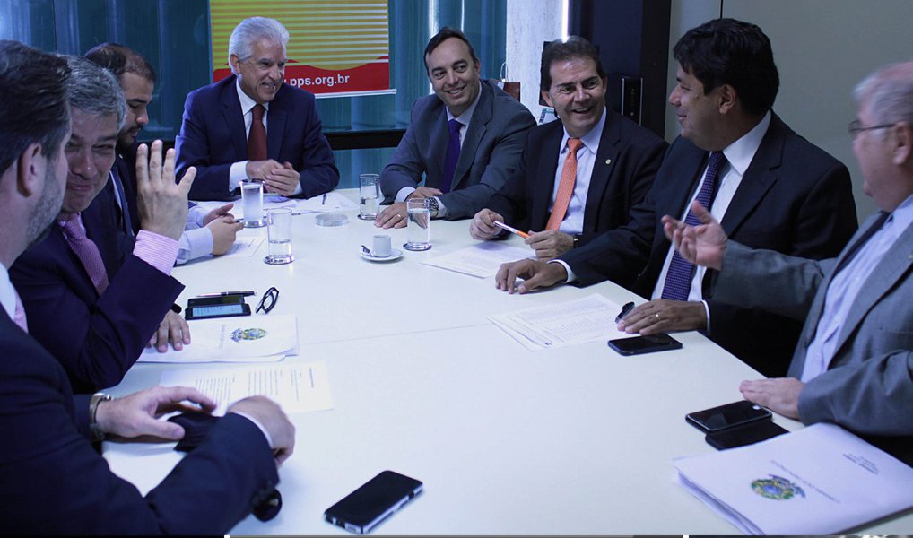 Liderada pelos deputados Carlos Sampaio (PSDB-SP), Mendonça Filho (DEM-PE), Lúcio Vieira Lima (PMDB-BA) e Rubens Bueno (PPS-PR), a oposição protocolou nesta terça-feira, 8, a chapa avulsa para compor a Comissão Especial que analisará o pedido de impeachment da presidenta Dilma Rousseff; intitulada Unindo o Brasil, a chapa tem representantes do PHS, PTB, PSB, PP, PSC, PSD, PND e Solidariedade; para ser aprovada, a chapa precisa do voto de 257 deputados em plenário. Ainda não há definição se a votação será aberta ou secreta