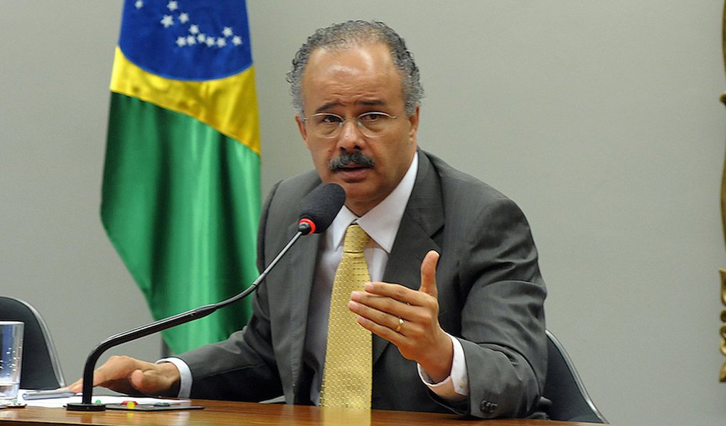 Deputado federal Vicente Cândido (PT-SP), defende a aprovação da nova lei anticorrupção sobre improbidade administrativa: “Essa modalidade de acordo protege a atividade econômica, a manutenção dos interesses nacionais em setores altamente competitivos no mercado mundial e, principalmente, preserva de forma coletiva os trabalhadores”; diz; “o Brasil precisa alinhar- se às práticas de outros países que trabalham sempre pela preservação da empresa”, acrescenta