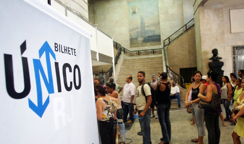 A Secretaria de Estado de Transportes (Setrans), por meio da Controladoria Geral do Bilhete Único Intermunicipal e em parceria com a Polícia Civil, realizou a operação "Catraca Legal"; com o objetivo coibir fraudes no Bilhete Único Intermunicipal, as equipes realizaram buscas em escritórios em Duque de Caxias, na Baixada Fluminense, identificaram a compra ilegal de créditos do Bilhete Único e apreenderam celulares, dinheiro, máquinas de cartão de crédito, de recarga, computadores e cerca de 500 cartões do Bilhete Único Intermunicipal e RioCard. cinco pessoas foram conduzidas à DDEF para prestar esclarecimentos