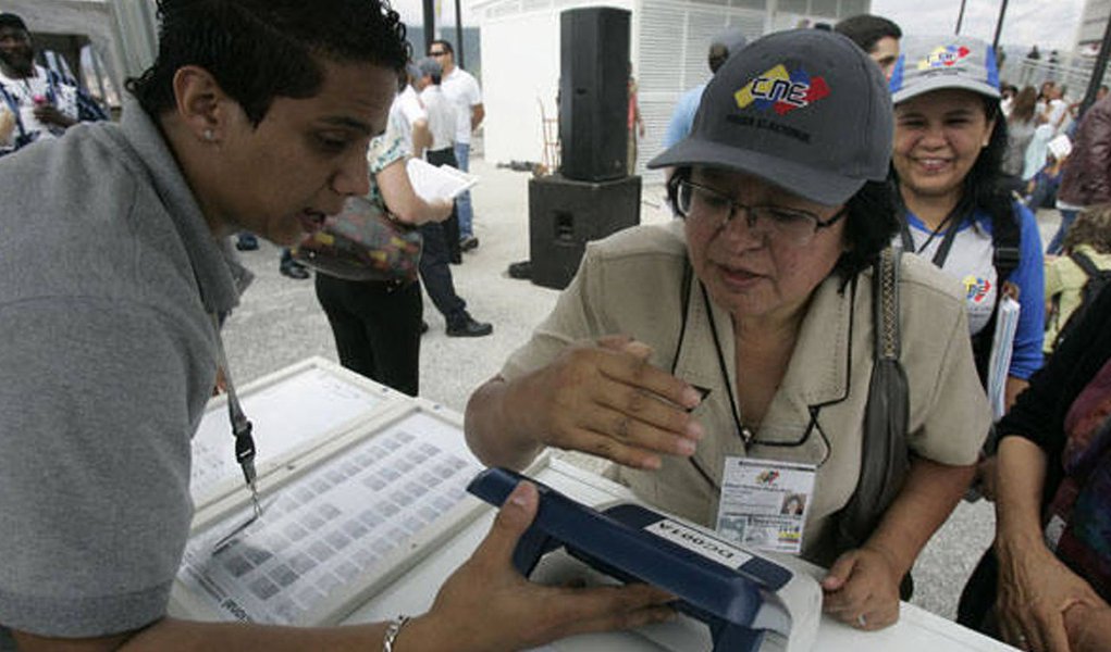 Quase 20 milhões de venezuelanos vão às urnas neste domingo, 6, para escolher os 167 membros da Assembleia Nacional; segundo pesquisa divulgada em novembro pelo instituto Datanalisis, 63,2% dos eleitores têm intenção de votar na oposição, enquanto 28,2% devem escolher os candidatos do governo; é a primeira vez em 16 anos que o governo chavista não tem a maioria dos votos em eleições legislativas; presidente Nicolás Maduro tem dito que está confiante na conquista da maioria dos assentos no Legislativo