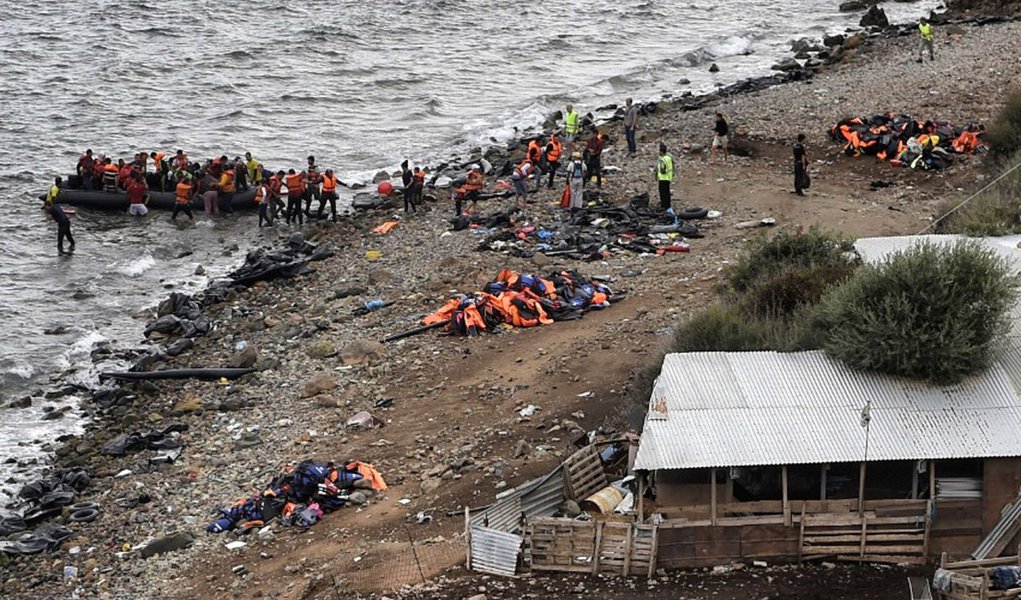 Forças navais da Organização do Tratado do Atlântico Norte (Otan) localizadas no Mediterrâneo irão se deslocar "imediatamente" para o Mar Egeu para realizar missões de vigilância e salvamento de refugiados; secretário-geral da Otan, Jens Stoltenberg, disse que o Grupamento Naval Permanente Número 2 da Aliança Atlântica vai se deslocar para o Mar Egeu, a pedido dos governos da Turquia, Grécia e Alemanha