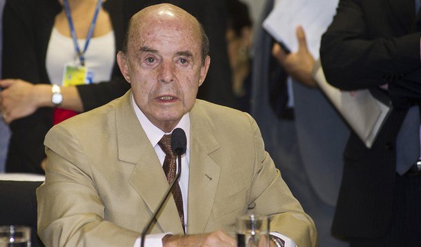 O governo do Rio de Janeiro deve anunciar, até o fim da semana, o parcelamento dos salários dos servidores públicos do estado. A divisão dos pagamentos será feita somente após o executivo saber o quanto de receita entrou no caixa da Secretaria de Fazenda; a tendência é que seja adotada a mesma receita que foi colocada em prática no pagamento dos salários de novembro (quitados em dezembro); na época, todos os servidores receberam R$ 2 mil; quem recebia valor superior, aguardou o depósito ao longo do mês
 