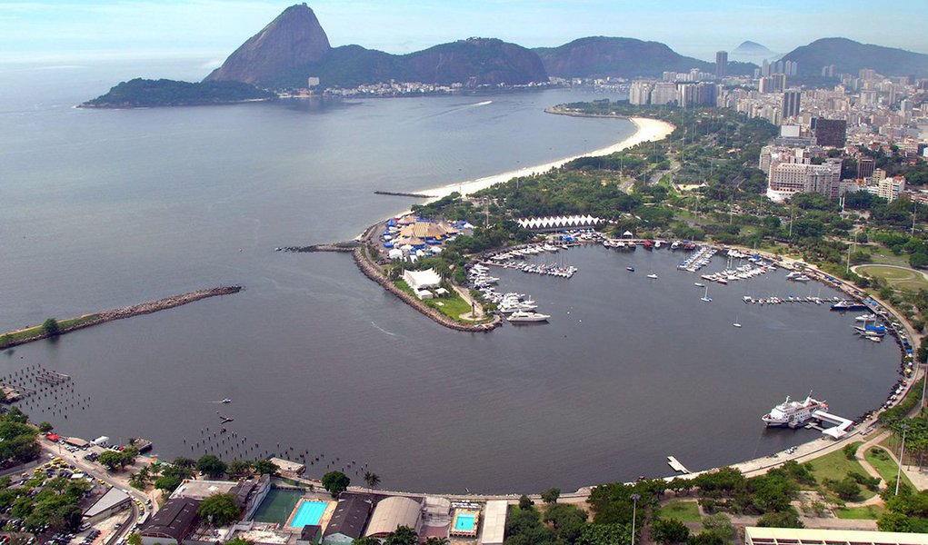 O Ministério Público Federal (MPF-RJ) denunciou a empresa Locar Guindastes e Transportes Intermodais S.A. e seu administrador, o empresário Júlio Eduardo Simões, pelo lançamento não autorizado de resíduos sólidos e líquidos na Baía de Guanabara; em maio de 2015, peritos do Núcleo de Criminalística da PF compareceram ao local e constataram que a atividade principal da empresa é a locação de balsas para a indústria marítima; segundo as investigações, toda a área ocupada pelas embarcações não possuía canalização para o recolhimento de águas pluviais; peritos também confirmaram o lançamento de lixo e resíduos na baia, na área da empresa; as penas variam de um a cinco anos de reclusão
 