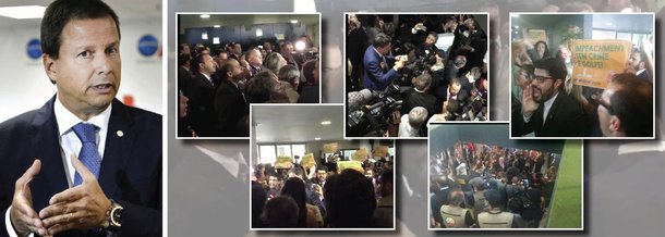 Presidente da entidade, Claudio Lamachia, passa por um constrangimento histórico nesta tarde em Brasília; ao tentar entregar um pedido de impeachment da presidente Dilma, ele foi barrado por advogados aos gritos de "não vai ter golpe" e "a OAB apoiou a ditadura"; outro grupo, que acompanhava Lamachia, gritava "fora, PT"; Lamachia recebeu hoje mais cedo um requerimento de advogados com cerca de 150 assinaturas pedindo para que a Ordem realizasse uma consulta ampla à categoria e adiasse a entrega do novo pedido; após a confusão, Lamachia desistiu de entregar o pedido diretamente ao presidente da Câmara, Eduardo Cunha, que é reu no STF, e apenas protocolou o pedido; ele afirma que não há racha na instituição; #OABrepete64 foi uma das principais hashtags do dia no Twitter