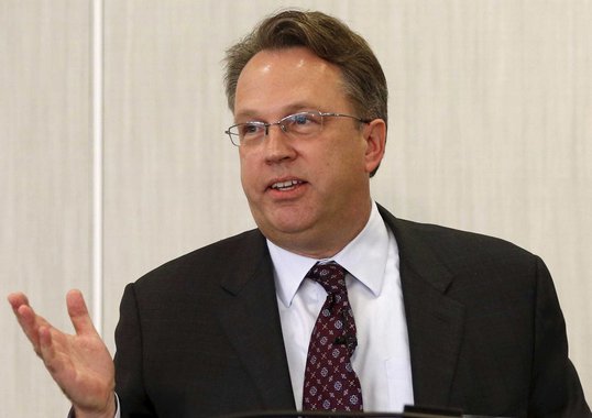 Presidente do Federal Reserve, banco central norte-americano, de San Francisco, John Williams, disse que instituição poderá elevar a taxa de juros ainda este ano, já que a decisão de deixar a taxa inalterada na última quinta-feira foi "apertada"; esta é a primeira declaração de uma autoridade do Fed a falar publicamente sobre a possibilidde de aumento da taxa de juros norte-americana