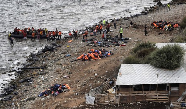 Forças navais da Organização do Tratado do Atlântico Norte (Otan) localizadas no Mediterrâneo irão se deslocar "imediatamente" para o Mar Egeu para realizar missões de vigilância e salvamento de refugiados; secretário-geral da Otan, Jens Stoltenberg, disse que o Grupamento Naval Permanente Número 2 da Aliança Atlântica vai se deslocar para o Mar Egeu, a pedido dos governos da Turquia, Grécia e Alemanha