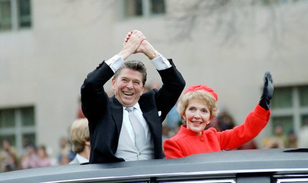 Ex-atriz e ex-primeira dama dos Estados Unidos, Nancy Reagan, faleceu aos 94 anos em sua residência, em Los Angeles; Nancy, que foi casada com o também ex-ator e ex-presidente Ronald Reagan (1911-2004), faleceu em decorrência de uma insuficiência cardíaca; ela é considerada como uma das primeiras-damas de maior influência da história norte-americana