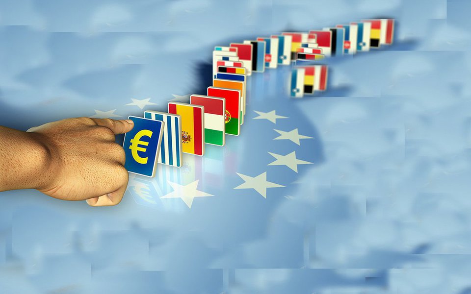 O coração da Europa foi atacado no pior momento. Que devem fazer os europeus? Fecharem-se na sua concha ou reagir às ameaças com energia, mas sem pôr em causa os valores que fizeram a grandeza do Velho Continente?
