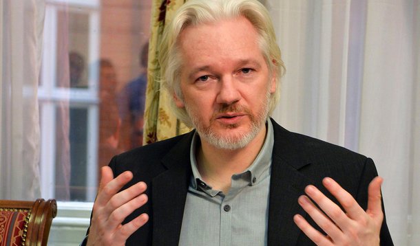 Fundador do Wikileaks, o australiano Julian Assange, que vive exilado na embaixada do Equador em Londres desde 2012, garantiu nesta quinta-feira que, se o painel das Nações Unidas anunciar na sexta-feira que perdeu seu caso contra Reino Unido e Suécia, abandonaria a embaixada equatoriana no mesmo dia; no perfil do Wikileaks no Twitter, diz que está disposto a "aceitar a detenção da polícia britânica" se não houver expectativas sérias de um novo recurso nos tribunais