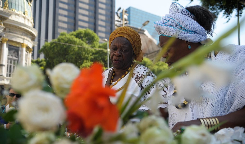 Fiéis de religiões de matriz africana lotaram a Cinelândia, no centro do Rio, para comemorar o Dia de Iemanjá; a homenagem seguiu em caminhada pelo centro da cidade até a Praça XV, onde os religiosos levarão, em uma barca reservada para navegar na Baía de Guanabara, oferendas à orixá, divindade da água doce e salgada; sob sol forte, a festa tem cantos e tambores celebrando a religiosidade e grande parte dos fiéis veste branco, levam flores e usam colares