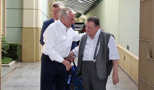 Ex-ministro Delfim Netto afirma que o vice-presidente Michel Temer: “é um dos últimos políticos do país capazes de fazer tricô com quatro agulhas": "Políticos como Temer, Sarney, Tancredo e Ulysses sabem que é preciso constituir uma maioria política para sustentar qualquer programa, porque praticamente todos os programas servem", disse; segundo ele, Temer é treinado e sabe que só o político pode salvar o economista