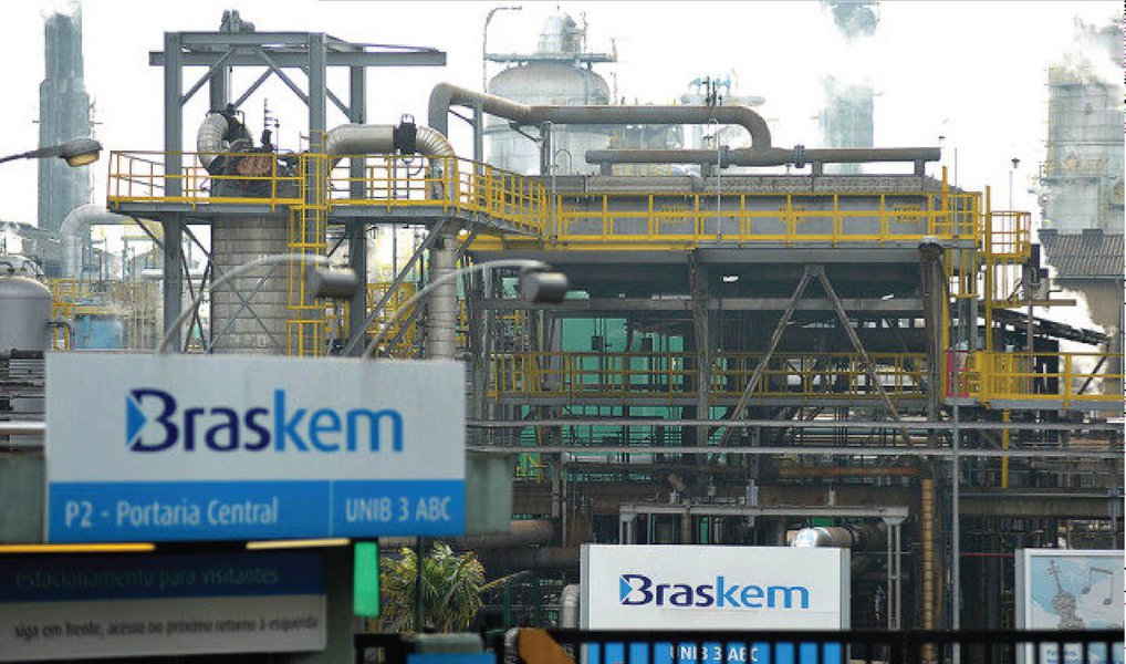 A Petrobras já está em negociações para vender sua participação na Braskem, com interesse de grandes petroquímicas internacionais no ativo, e trabalha para que o negócio seja fechado ainda no primeiro semestre, disse uma fonte da estatal à Reuters nesta sexta-feira; "As conversas já começaram. A venda da parte da Petrobras está em discussão e ela está no ponto para ser vendida", disse a fonte, que falou sob condição de anonimato