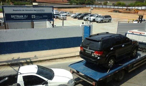 A Delegacia de Repressão a Crimes de Informática (DRCI) desmantelou uma quadrilha que fraudava o Detran-RJ e teria despejado nas ruas cerca de 126 mil carteiras de habilitação falsas, de acordo com as investigações; o lucro da quadrilha chegou a R$ 400 milhões, apontou o delegado Alessandro Thiers, titular da DRCI; por meio de um software infiltrado no sistema de informática do Detran, a quadrilha forjava impressões digitais de alunos de autoescolas e incluía no sistema informações falsas sobre o comparecimento às aulas teóricas e práticas; os compradores pagavam em média R$ 3 mil para obter a habilitação sem comparecer às aulas