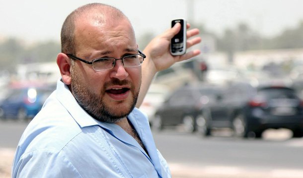 Repórter do jornal norte-americano Washington Post Jason Rezaian foi sentenciado a cumprir pena de prisão por um tribunal iraniano; duração da pena não foi especificada; jornalista foi acusado de espionagem; para o editor internacional do Washington Post, Douglas Jehl o "julgamento e sentença são uma farsa, e ele deve ser libertado imediatamente", caso é considerado como uma questão sensível nas relações entre os Estados Unidos e o Irã