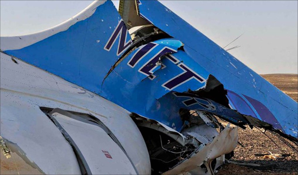 O avião russo que caiu no sábado (31) no Sinai, com 224 pessoas a bordo, se despedaçou no ar antes de atingir o solo, disse neste domingo o responsável pela investigação. das autoridades russas; "A ruptura ocorreu no ar e os fragmentos estão espalhados por uma área de cerca de 20 quilômetros quadrados", afirmou Viktor Sorotchenko, diretor do Comité Intergovernamental de Aviação (MAK). Segundo ele, ainda é cedo para quaisquer conclusões