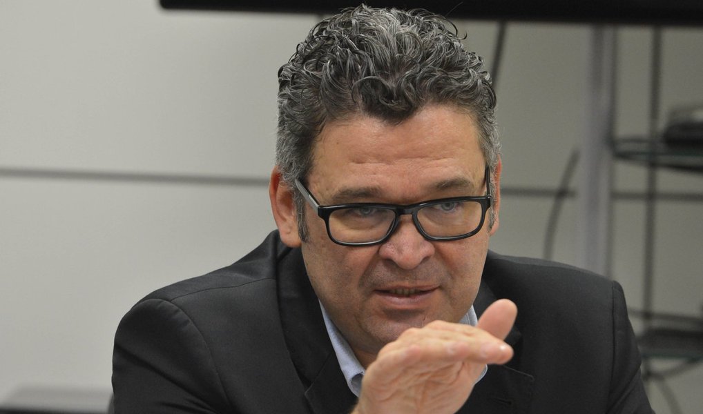 Jornalista entregou seu pedido de demissão do cargo de diretor-presidente da Empresa Brasil de Comunicação (EBC) ao ministro da Secretaria de Comunicação Social, Edinho Silva; Martins, que ocupava o cargo desde agosto do ano passado, alegou motivos pessoais para a saída