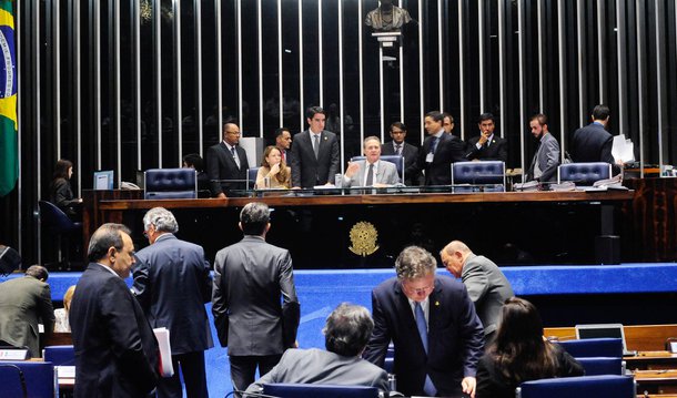 Por 41 a 27, o Senado aprovou o PLC 186/2015, que trata da repatriação de recursos mantidos no exterior não declarados à Receita Federal; a matéria segue à sanção presidencial; segundo a proposta, brasileiros e estrangeiros residentes no país poderão declarar todo o patrimônio lícito mantido fora do Brasil, ou já repatriado, mas ainda não declarado, existente até o dia 31 de dezembro de 2014