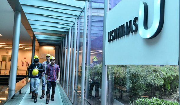 Siderúrgica Usiminas está tentando refinanciar cerca de R$ 4 bilhões em empréstimos com vencimento nos próximos dois anos para evitar pedir proteção contra falência; bancos contatados são Itaú Unibanco, Bradesco, Santander Brasil e Banco do Brasil, objetivo é fechar um acordo efetivo imediatamente