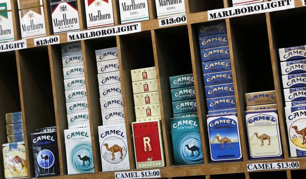 Governo da Califórnia (EUA) elevou a idade legal para fumar dos 18 para os 21 anos, dentro de um conjunto de medidas legislativas que regulam também os cigarros eletrônicos; com a medida, a Califórnia, o estado mais povoado dos Estados Unidos, com 39 milhões de habitantes, juntou-se ao Havai; os dois estados têm agora a idade mínima para fumar mais elevada dos Estados Unidos