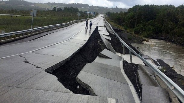 Um terremoto de 7.7 pontos na escala Richter foi registrado neste domingo na região de Puerto Montt, no sul do Chile, gerando um alerta de tsunami para áreas do oceano Pacífico em torno de mil quilômetros do epicentro; área atingida fica a 225 quilômetros ao sudoeste de Puerto Montt e o epicentro teria 15 quilômetros de profundidade
