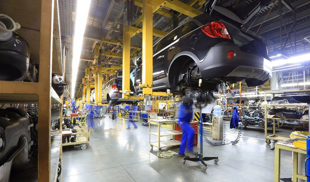 O crescimento econômico dos Estados Unidos desacelerou com força no quarto trimestre com os esforços das empresas para reduzir seu excesso de estoques e com o dólar forte e a demanda global fraca pesando sobre as exportações