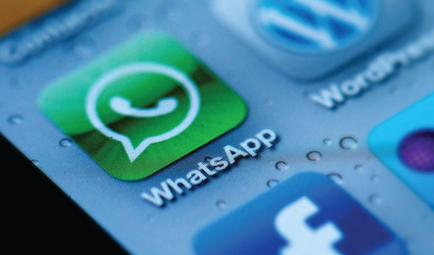 Nesta semana, o WhatsApp começou a notificar usuários do aplicativo de que já está utilizando a chamada criptografia de ponta-a-ponta; “As mensagens que você enviar para esta conversa e chamadas agora são protegidas com criptografia de ponta-a-ponta”, dizia a mensagem;  o impedimento de que funcionários do WhatsApp tenham acesso à mensagem também protege a empresa; no início de março, o vice-presidente do Facebook (empresa que é dona do WhatsApp) no Brasil foi preso por não ter repassado informações de mensagens que circularam no aplicativo; com o modelo de chave criptográfica, nem mesmo o WhatsApp teria acesso a essas mensagens