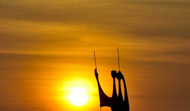 A temperatura desta quinta (24) só não foi maior que os 35,8ºC medidos em outubro de 2008, segundo o Inmet; a umidade relativa do ar mais baixa registrada nesta quinta foi 15%; de acordo com o Inmet, há possibilidade de pancadas de chuva no DF apenas a partir do próximo domingo (27); até lá, a massa de ar seco mantém os dias com muito sol e poucas nuvens, com temperaturas máximas entre 34°C e 35°C