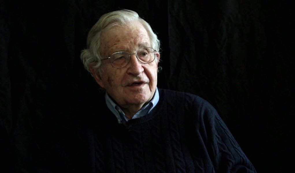 Filósofo e professor emérito de linguística no Instituto Tecnológico de Massachusetts (MIT), Noam Chomsky afirma que "está diminuindo o apoio às democracias formais, porque não são verdadeiras democracias"; "Na Europa, as decisões são tomadas em Bruxelas. Nos Estados Unidos cerca de 70% de população, os 70% com menor renda, está totalmente desvinculada do processo político. Isso demonstra que há uma correlação enorme entre o nível econômico e educativo e mobilização política. Não é de se estranhar que as pessoas não estejam entusiasmadas com esse tipo de democracia", diz