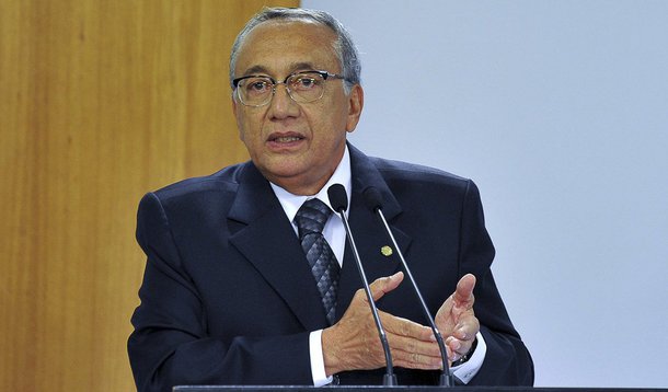 "A defesa do José Eduardo Cardozo (advogado-geral da União) foi muito boa. Mudou, sim, muito voto"; a declaração é do ex-ministro do Turismo e nomeado presidente do Fundo Nacional de Desenvolvimento da Educação (FNDE), Gastão Vieira (Pros-MA), em referência à defesa do chefe da AGU contra o impeachment da presidente Dilma; Vieira disse não acreditar que a petista vai renunciar; "Por tudo o que eu sinto da Câmara, e eu frequento muito aquela Casa, a situação já esteve muito grave, hoje não representa essa gravidade toda. Acho que o governo recuperou a sua capacidade de diálogo, está sendo mais ouvido"