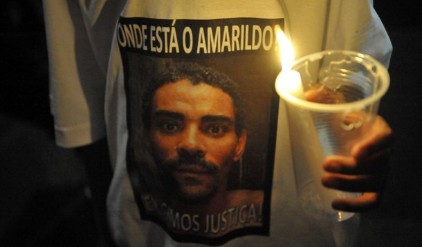 Ajudante de pedreiro sumiu há dois anos e meio durante uma operação policial no Rio de Janeiro; no total, vinte e cinco PMs foram denunciados e pelo menos oito estão condenados, o major Edson Santos, que era comandante da UPP Rocinha na época, recebeu a maior pena: 13 anos e sete meses de prisão; na sentença, a juíza critica a ação dos policiais: "Nos deparamos com a covardia, a ilegalidade, o desvio de finalidade e abuso de poder exercidos pelos réus"