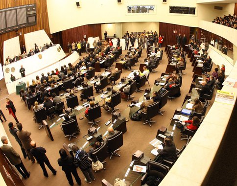 A Assembleia Legislativa do Paraná retoma os trabalhos nesta quarta-feira e já tem uma polêmica: os prazos de votação de vetos do Executivo a projetos aprovados pelos deputados; três vetos do governador Beto Richa (PSDB) a matérias aprovadas estão trancando pauta desde a quarta-feira da semana passada; 