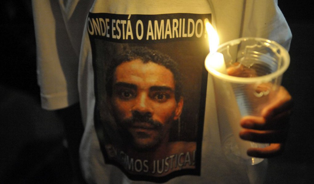 Ajudante de pedreiro sumiu há dois anos e meio durante uma operação policial no Rio de Janeiro; no total, vinte e cinco PMs foram denunciados e pelo menos oito estão condenados, o major Edson Santos, que era comandante da UPP Rocinha na época, recebeu a maior pena: 13 anos e sete meses de prisão; na sentença, a juíza critica a ação dos policiais: "Nos deparamos com a covardia, a ilegalidade, o desvio de finalidade e abuso de poder exercidos pelos réus"