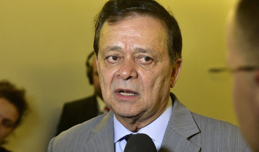 "São 65 membros titulares e 65 suplentes, incluem-se ainda os líderes partidários. Nós vamos dar toda possibilidade para que na sexta, sábado, se necessário for, a gente possa esgotar todas essas questões para, na segunda-feira 11, começarmos a votar. Terminamos a votação e entregamos ao Plenário", disse o relator, deputado Jovair Arantes (PTB-GO), que confirmou a leitura do documento para esta quarta-feira