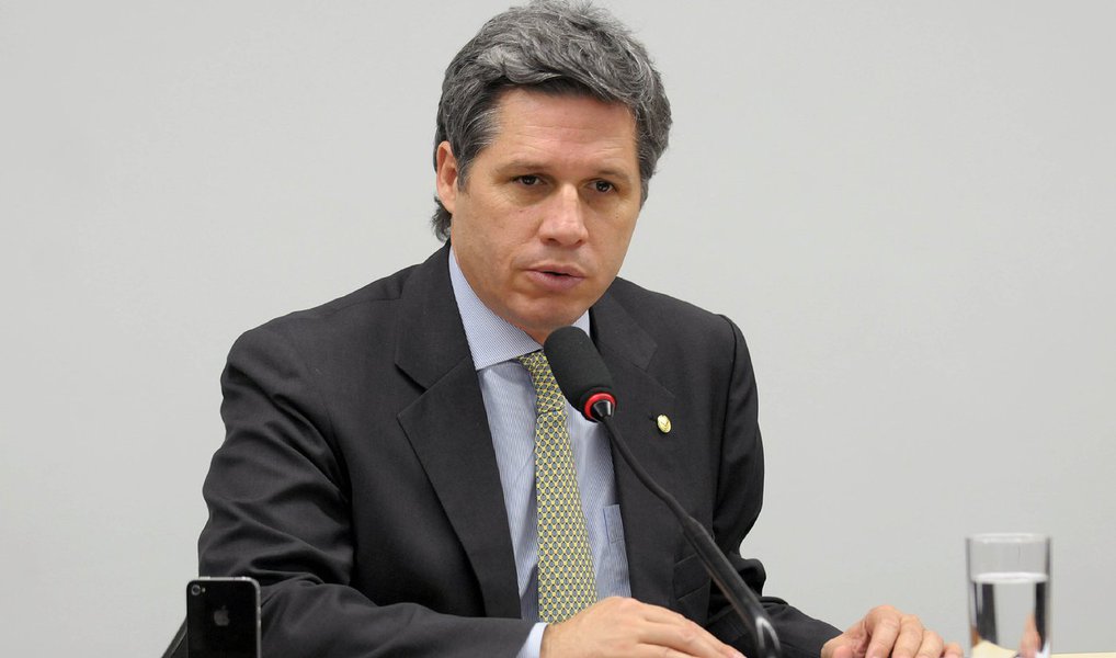 O deputado Paulo Teixeira (PT/SP) afirmou nesta quarta (13) que o movimento pró-impeachment não tem 342 votos; "Eles estão fazendo guerra de informação com números mentirosos", disse; segundo ele, parlamentares de diversos partidos se reuniram com a presidente Dilma Rousseff hoje; "O PP rachou e metade da bancada vai votar contra o golpe. E teremos alguns votos na bancada do PTB. E teremos votos igualmente na bancada do PHS Teremos votos no PSOL, Rede, PSB e PTdoB", afirmou