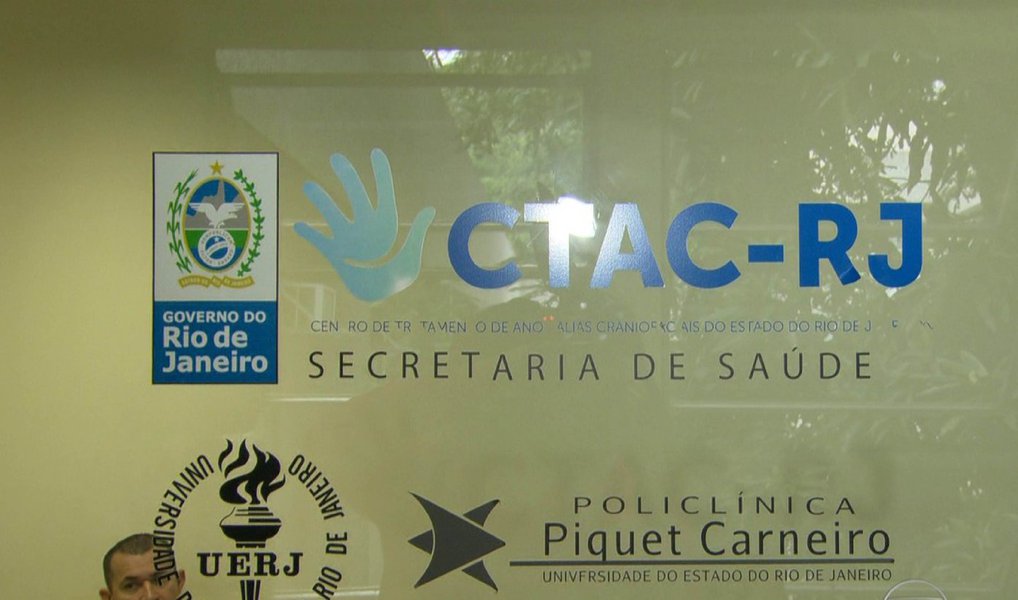 Os funcionários do Centro de Tratamento de Anomalias Craniofaciais, da Uerj, estão sem salários há quatro meses; cirurgias importantes estão sendo canceladas e a unidade de referência ameaça ser fechada; a unidade faz cerca de 50 atendimentos por dia, mas o número caiu pela metade, pois os 40 funcionários, entre contratados e terceirizados, estão com os salários atrasados desde outubro do ano passado