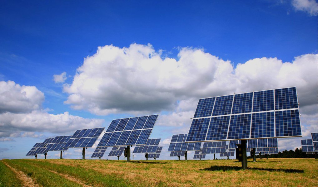 Considerando a situação atual e os leilões realizados desde 2013, a Bahia assumiria até 2018 a liderança nas duas formas de geração, solar e eólica