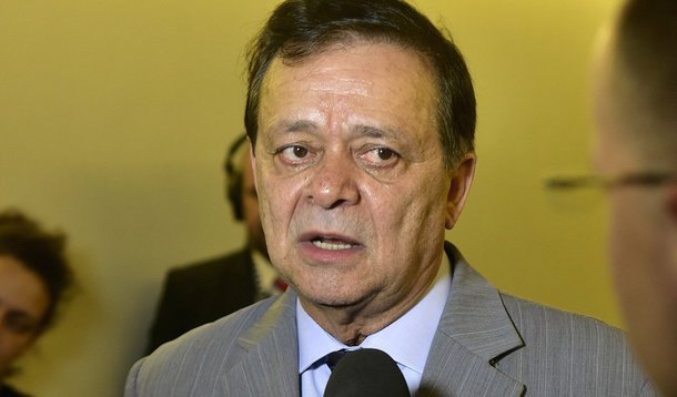 "São 65 membros titulares e 65 suplentes, incluem-se ainda os líderes partidários. Nós vamos dar toda possibilidade para que na sexta, sábado, se necessário for, a gente possa esgotar todas essas questões para, na segunda-feira 11, começarmos a votar. Terminamos a votação e entregamos ao Plenário", disse o relator, deputado Jovair Arantes (PTB-GO), que confirmou a leitura do documento para esta quarta-feira