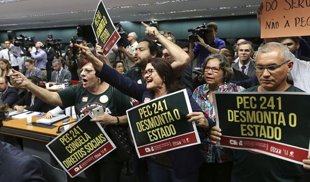 O desespero se alastra e o risco da convulsão social se fortalece, oferecendo nada mais do que a manifestação pública da insatisfação. E ela pode vir a ser pacífica, violenta ou ocupada por crescentes hordas de vandalismo