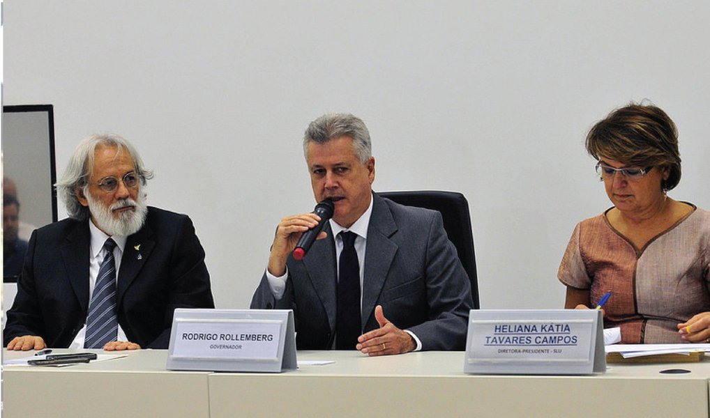 Foi assinado o contrato, no valor de R$ 3,3 milhões, para consultoria especializada que apoiará o governo na elaboração do Plano Distrital de Saneamento Básico; o documento está previsto em duas leis federais e auxiliará o poder público no planejamento para soluções de curto, médio e longo prazos para o abastecimento de água, o esgotamento sanitário, os resíduos sólidos e a drenagem urbana; "É fundamental que haja um trabalho integrado em todas as áreas de saneamento para que a gente possa fazer de Brasília um exemplo de cidade sustentável", disse o governador do Distrito Federal Rodrigo Rollemberg